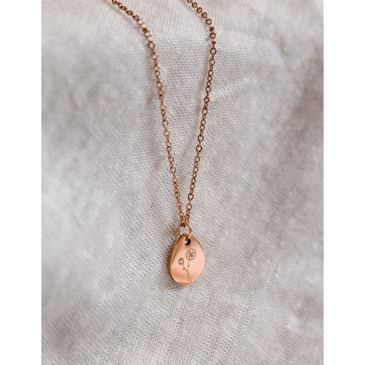 Rosé gouden geboortebloem ketting – een betekenisvol cadeau per maand