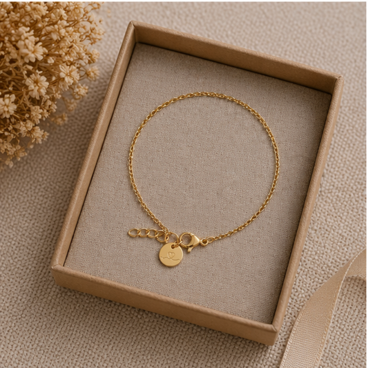 Love Armband Goud – subtiel armbandje met hartjes bedel
