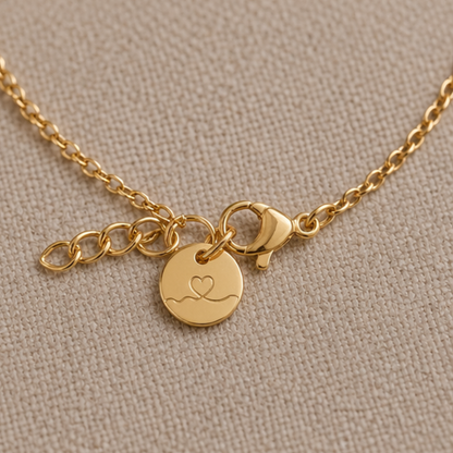 Love Armband Goud – subtiel armbandje met hartjes bedel