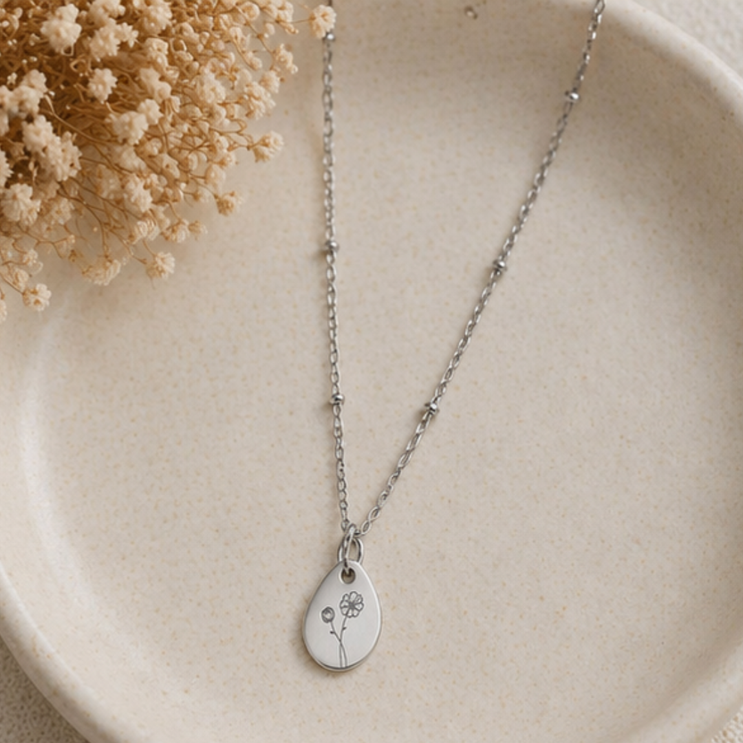 Zilveren geboortebloem ketting – een betekenisvol cadeau per maand