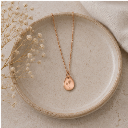 Rosé gouden geboortebloem ketting – een betekenisvol cadeau per maand