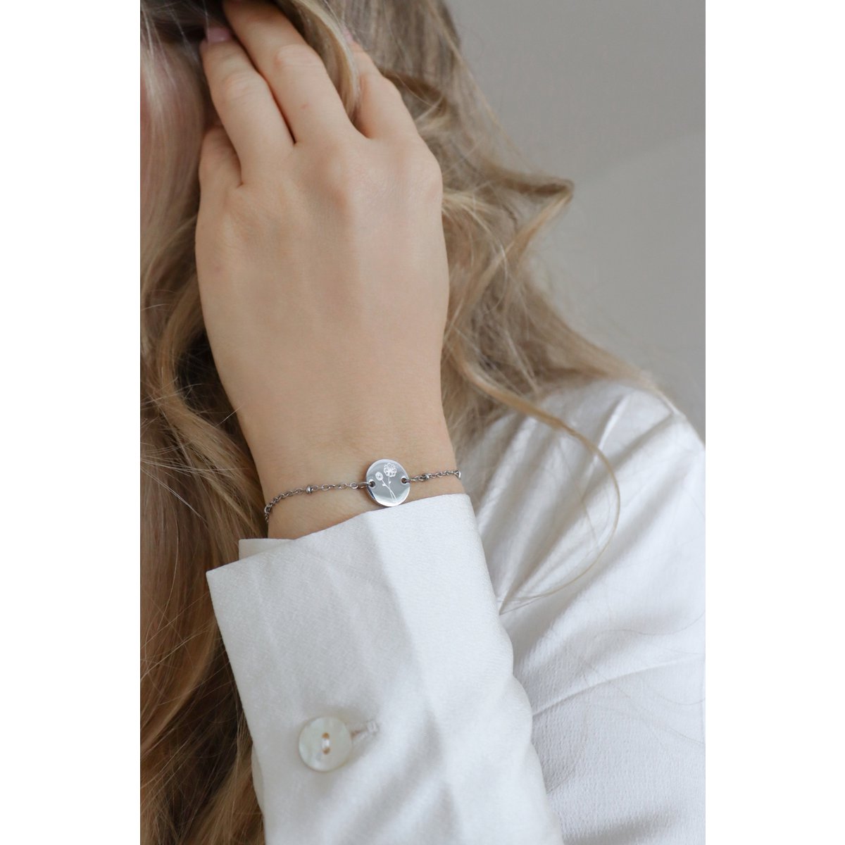 Zilveren geboortebloem armband – een betekenisvol cadeau per maand